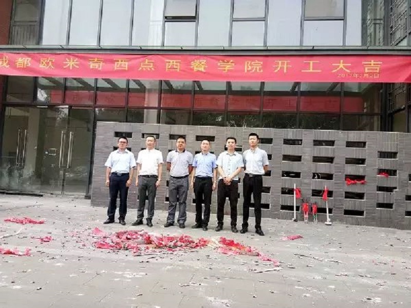 班主任與校長(zhǎng)合影.jpg 班主任與校長(zhǎng)合影.jpg